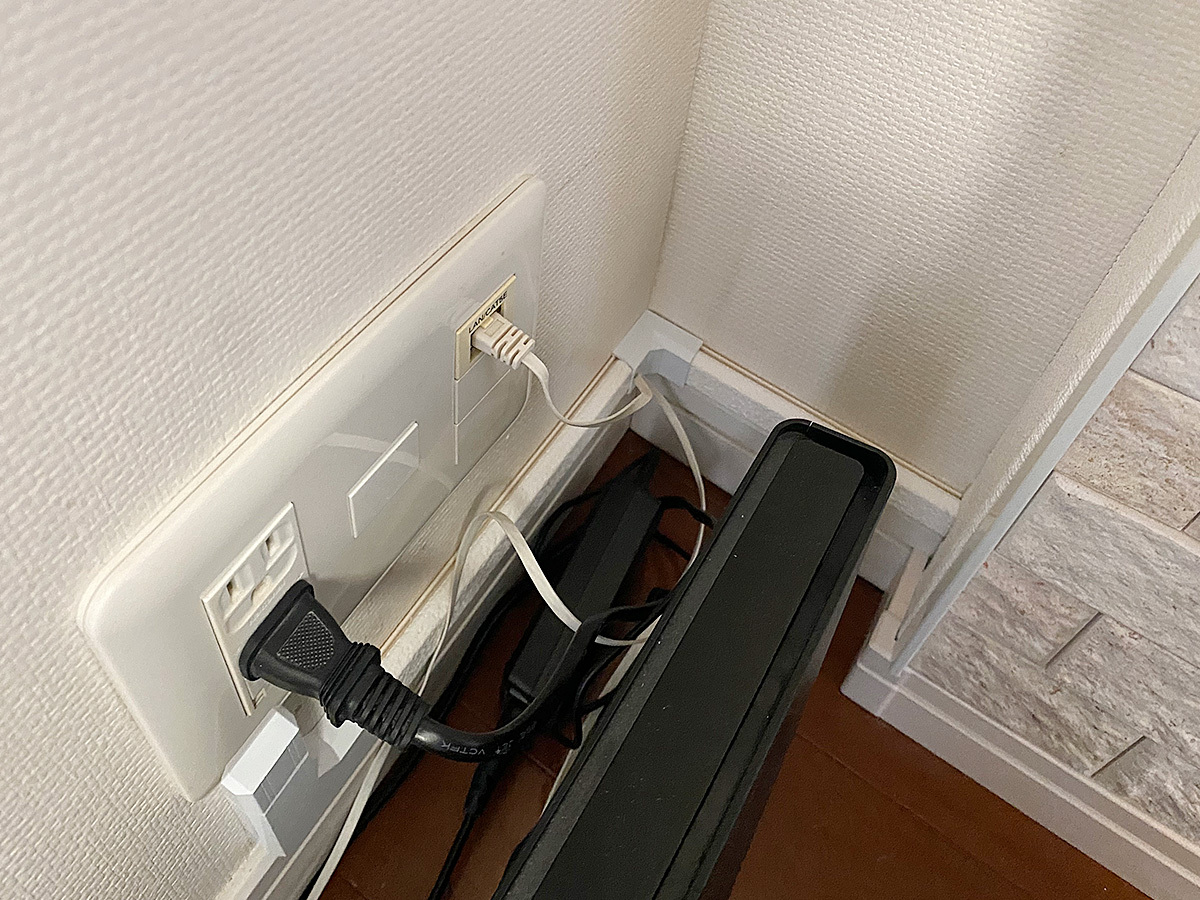 こちらは既存のコンセント。PIXY側の壁にはコンセントが無いため、ここから電源とアンテナ線を分岐させ90度直角に延長しています。