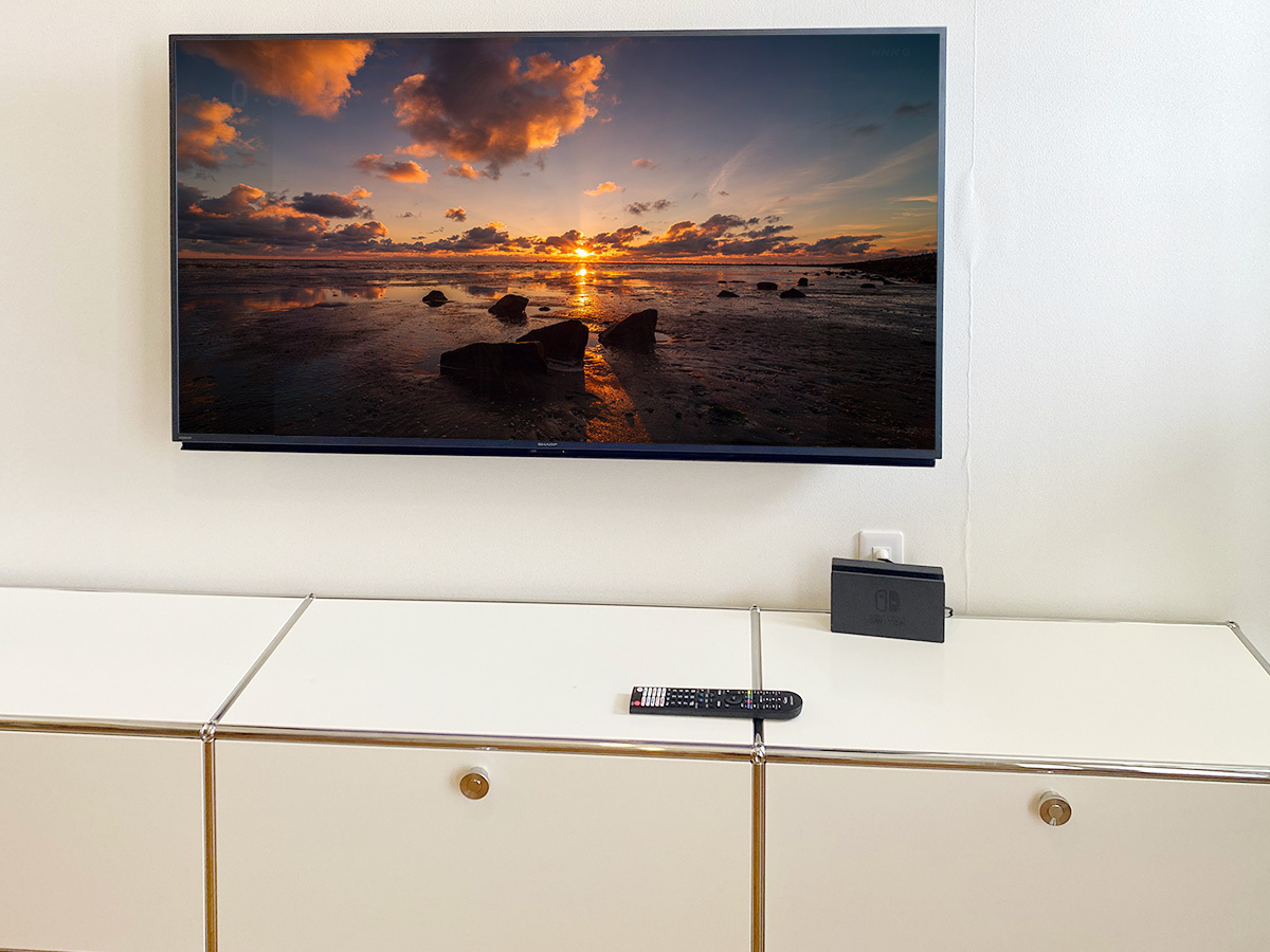 テレビはシャープアクオス「4T-C55FN2」。カトー電器でご購入いただきました。壁掛け時の本体サイズは横幅1240mm、高さが742mm、奥行きが最大で85mm。