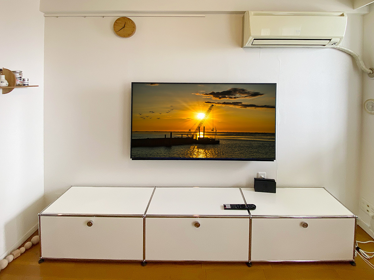テレビで隠れる位置にコンセントを一か所、ゲーム用にも一か所コンセントを新設しました。