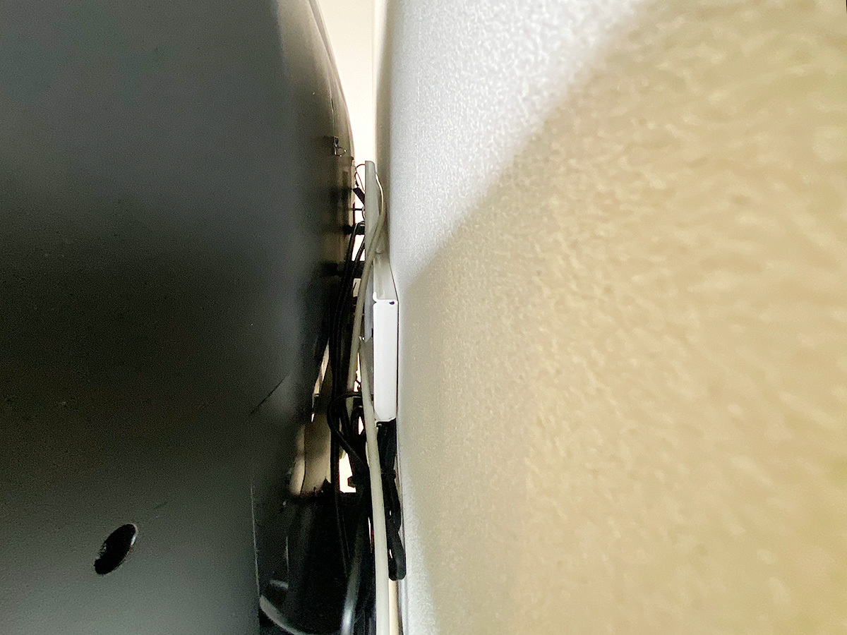 アンテナ線やHDMIケーブル類は壁内を通す方式です。