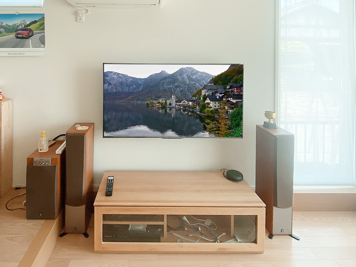 金具のアームを畳み正面から撮影したところ。ケーブル類を壁内部に通す壁内配線のためテレビ下に黒い線は一切見えません。機能性に優れた壁掛けテレビと言えます。。