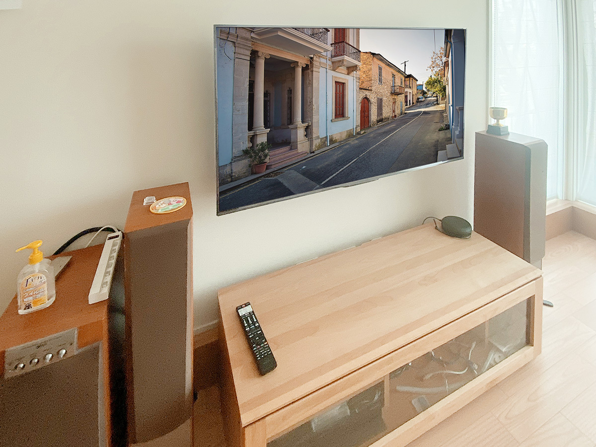 テレビ下には録画機器などを収納されたテレビボード。テレビを壁掛けにするとケーブル類の本数が大幅に減りお掃除などがとても楽になります。
