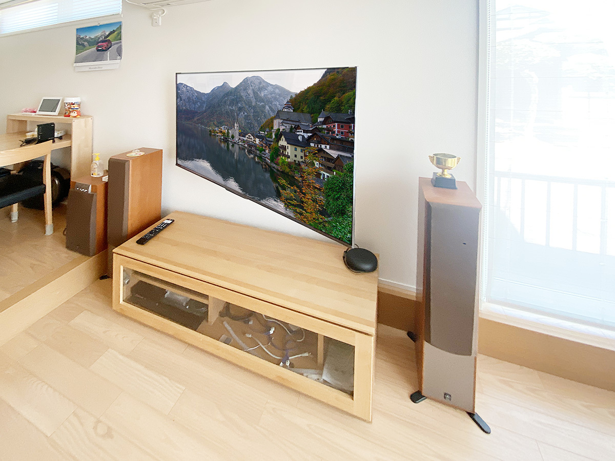 テレビを手前に引き出し、角度をつけたところ。隣接するキッチンからも視聴したい場合など角度が変えられる可動式タイプの金具はとても便利です。