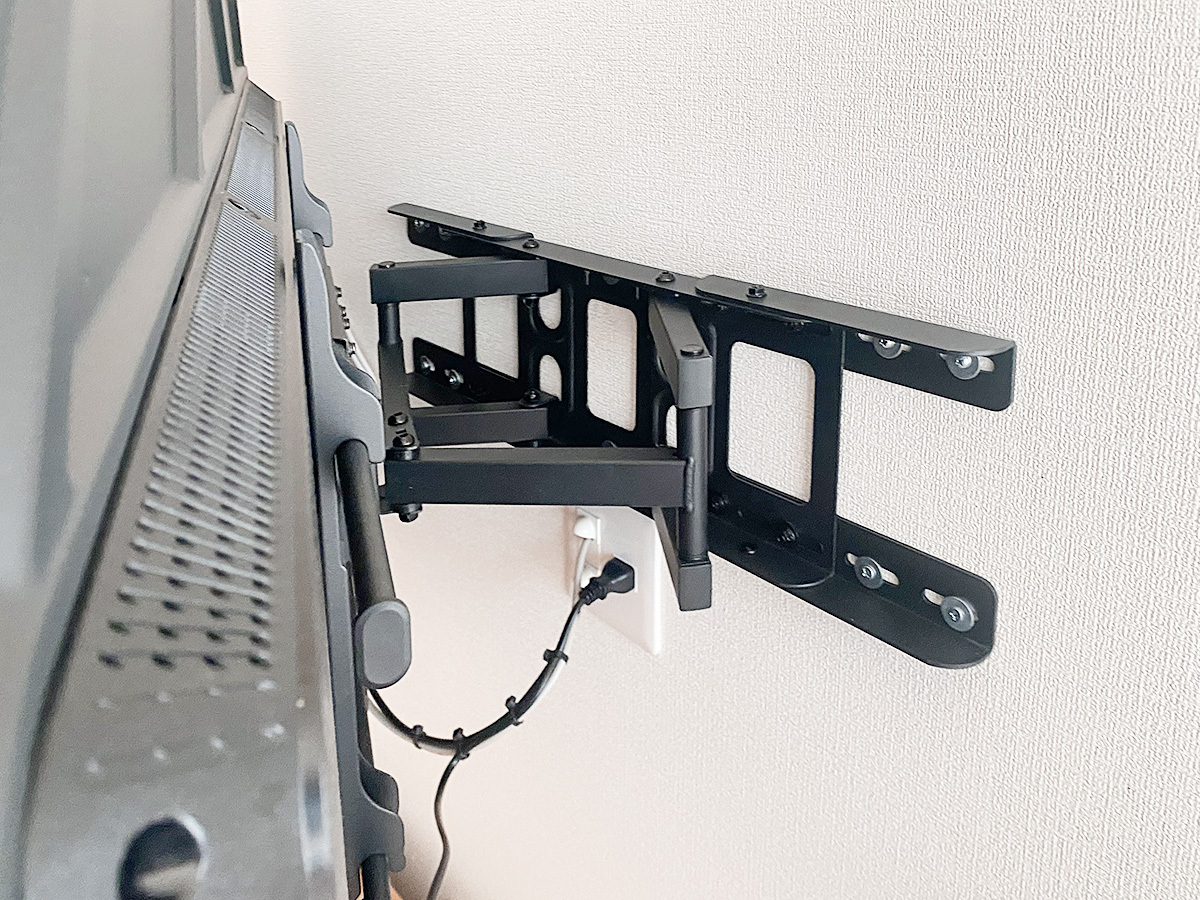 こちらはアームを引き出したところです。金具の真下に見えるのはカトー電器が作成した専用コンセント。電気工事士の資格を持つスタッフが手早く作りました。金具の向きによっては丸見えになる箇所なので手抜きは許されません。