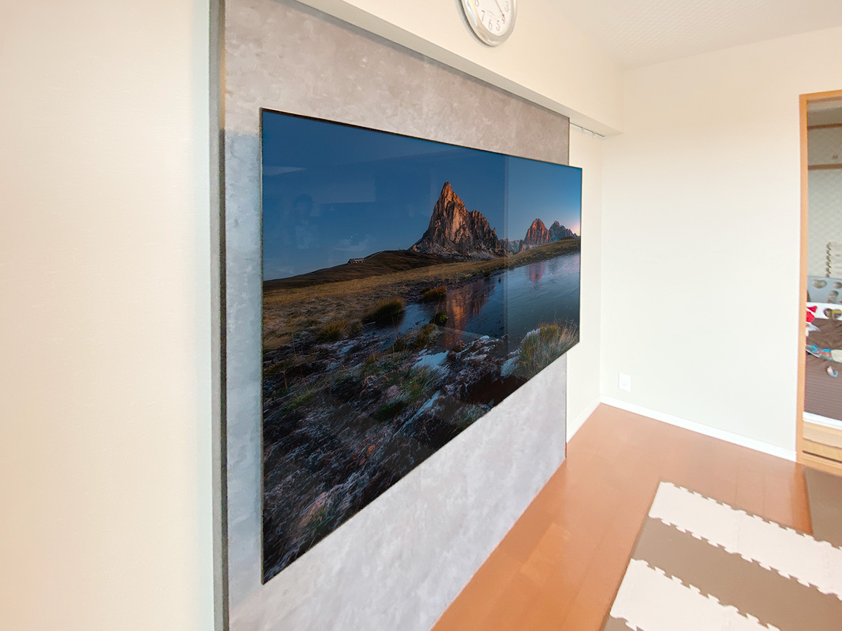 PIXYの外装は傷や汚れに強い石目調タイルのエアストーン仕上げです。テレビは角度固定式タイプの金具を採用し、出幅を極力抑えています。