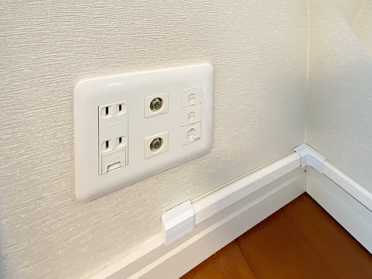 90度対角壁のコンセントパネル。コンセントではなく、その下部から電源とアンテナ線を分岐し、PIXY側へと延長。ケーブル類は写真のようなモールと呼ばれる配線カバーで美しきかつ目立たないように処理しています。