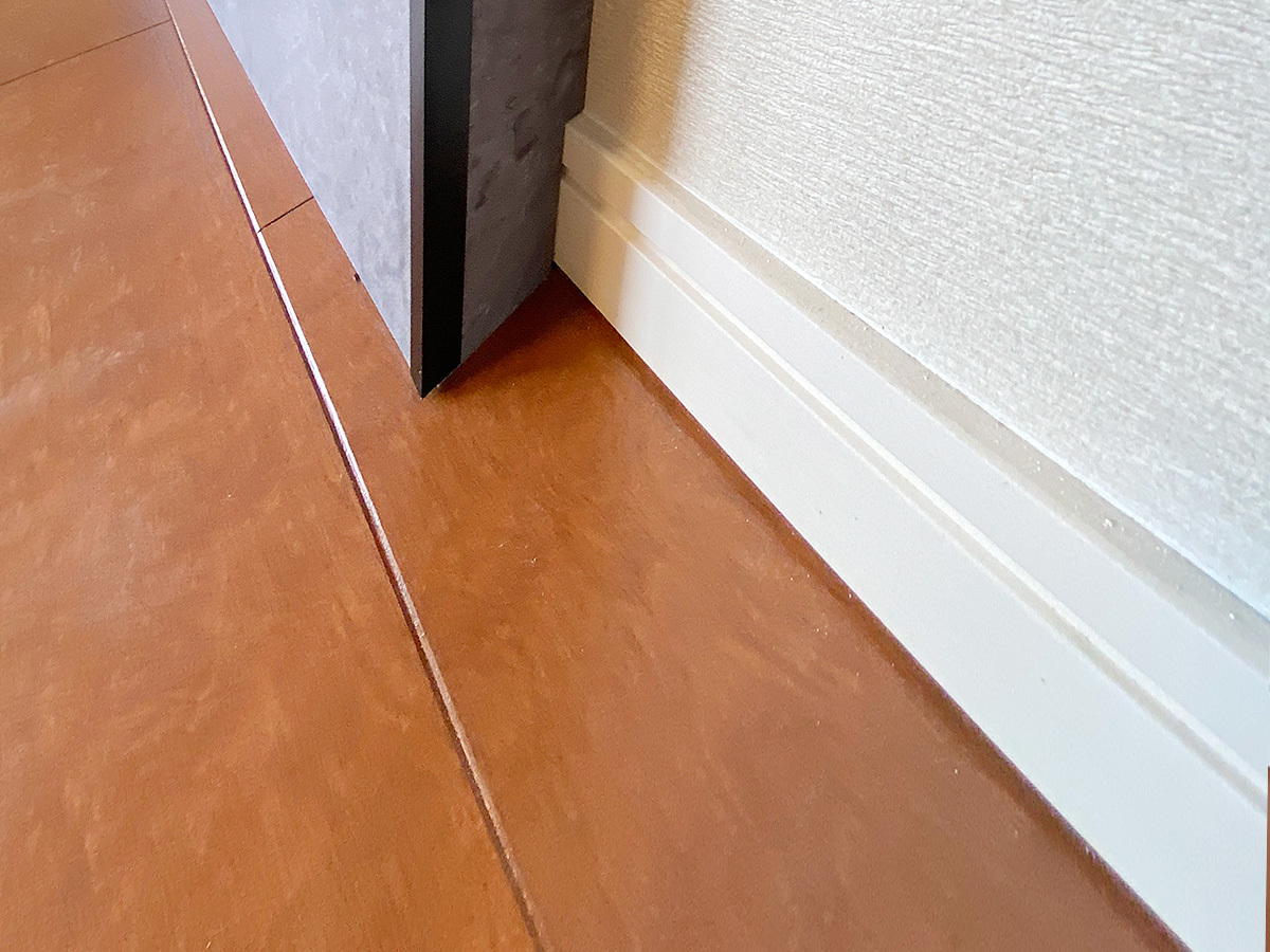 お部屋の壁の幅木(はばき)にあわせてPIXYの接地面も丁寧にカット。違和感が生まれないように処理しています。