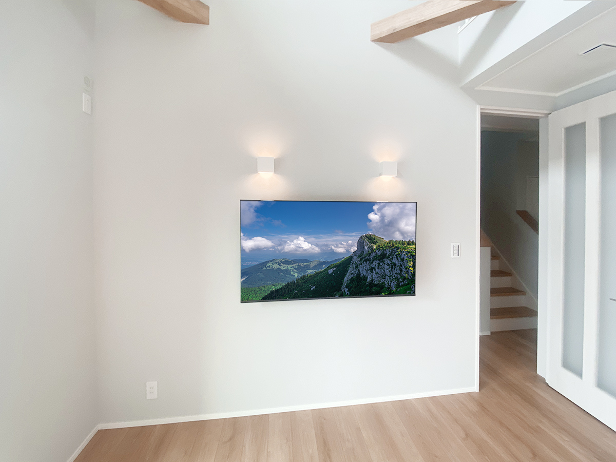 今回のテレビはソニーブラビアテレビKJ-55X80L。壁掛け時のっサイズは横幅が1233mm。高さが713mm。本体の厚みは最大72mm。重量は15.9kgです。これに壁掛け金具の重量が加算されます。