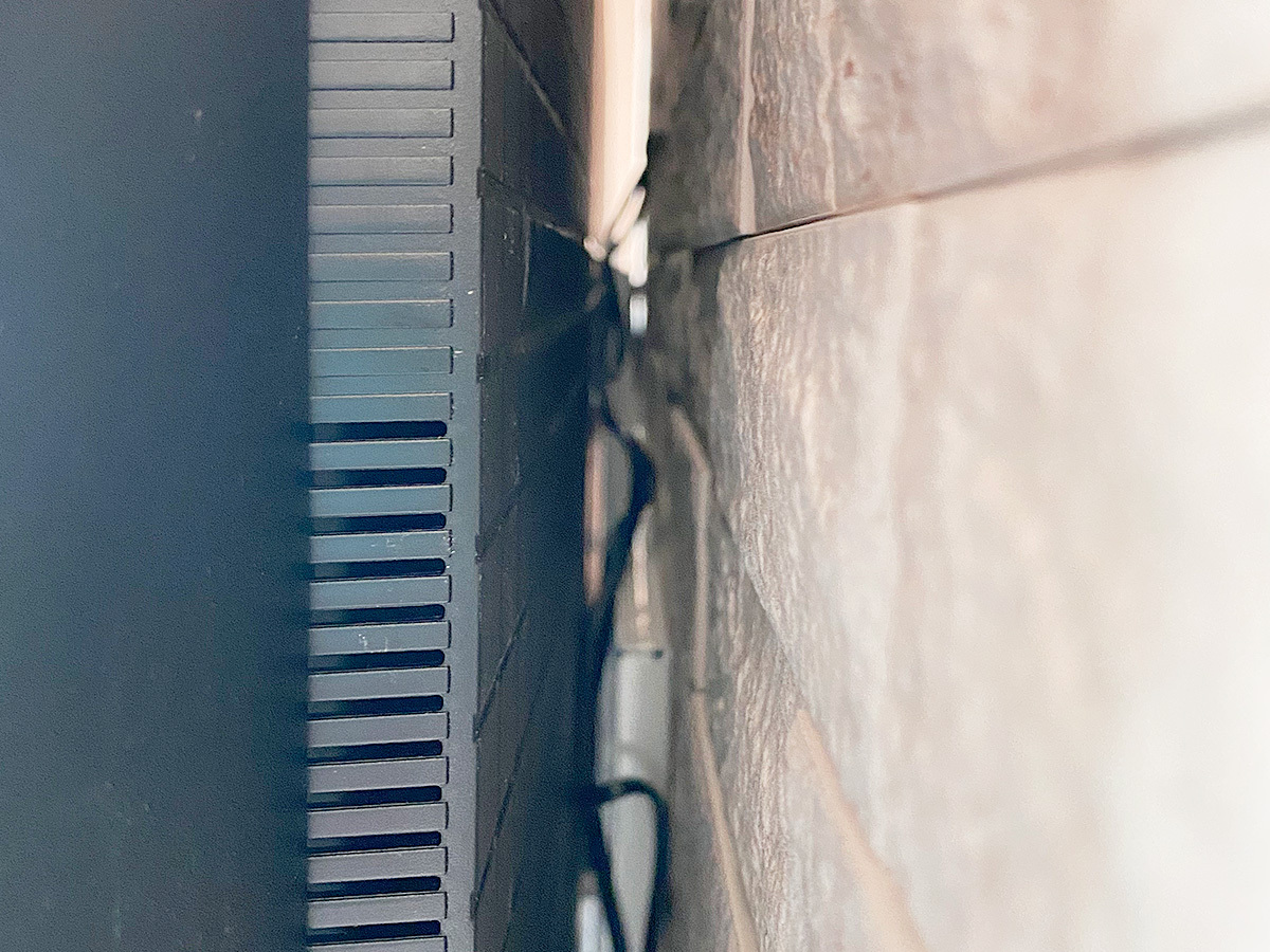 真横から覗き込んでみたところ。エコカラットの上から壁掛け金具を直接設置し、テレビ本体を取り付けています。