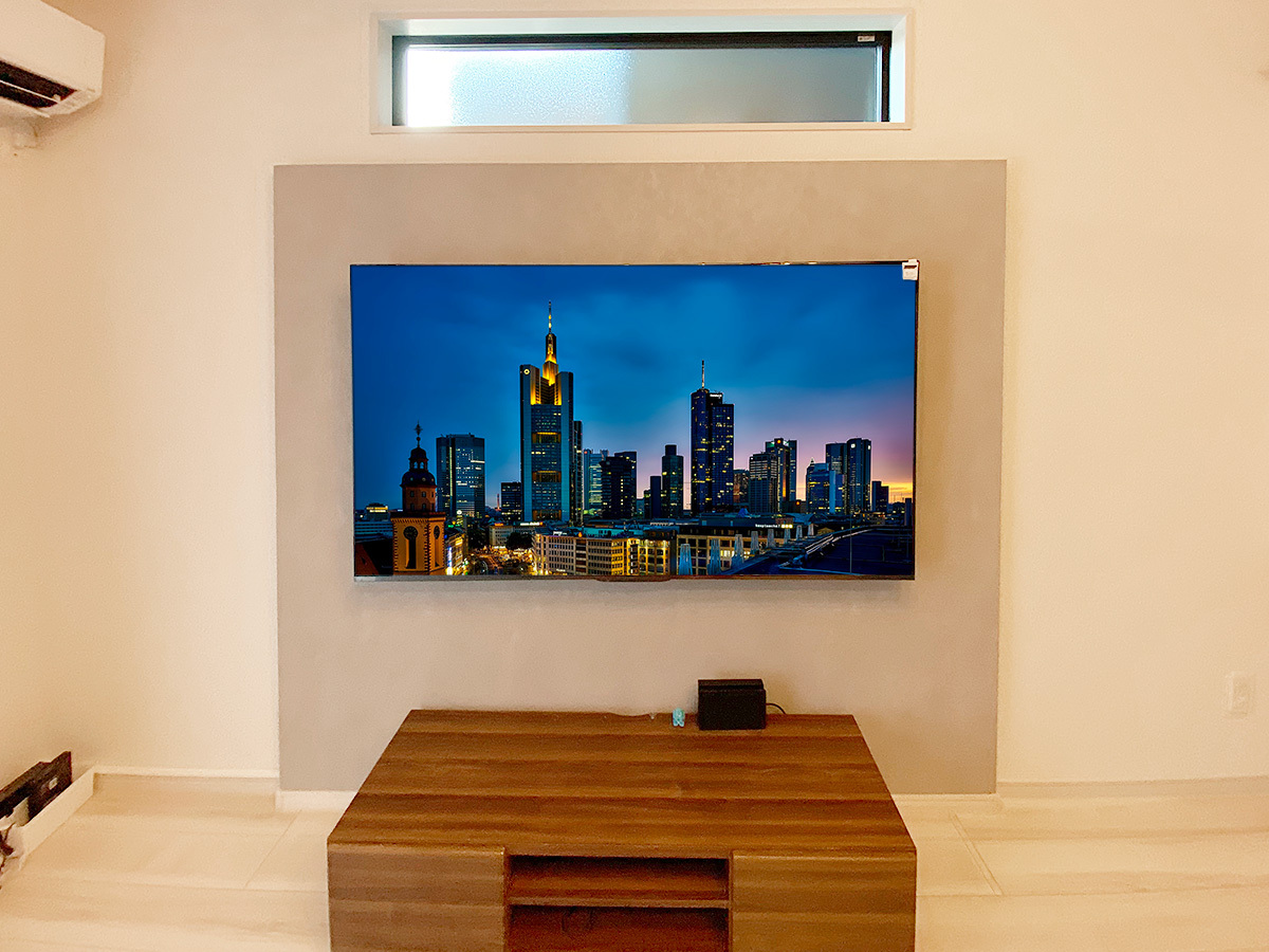千葉県鎌ケ谷市で壁の手前にフェイクウォールを設置し65インチの液晶テレビを壁掛け。明り取りの窓を生かすため天井までは達していないところがポイントです。 千葉県鎌ケ谷市で壁の手前にフェイクウォールを設置し65インチの液晶テレビを壁掛け。明り取りの窓を生かすため天井までは達していないところがポイントです。