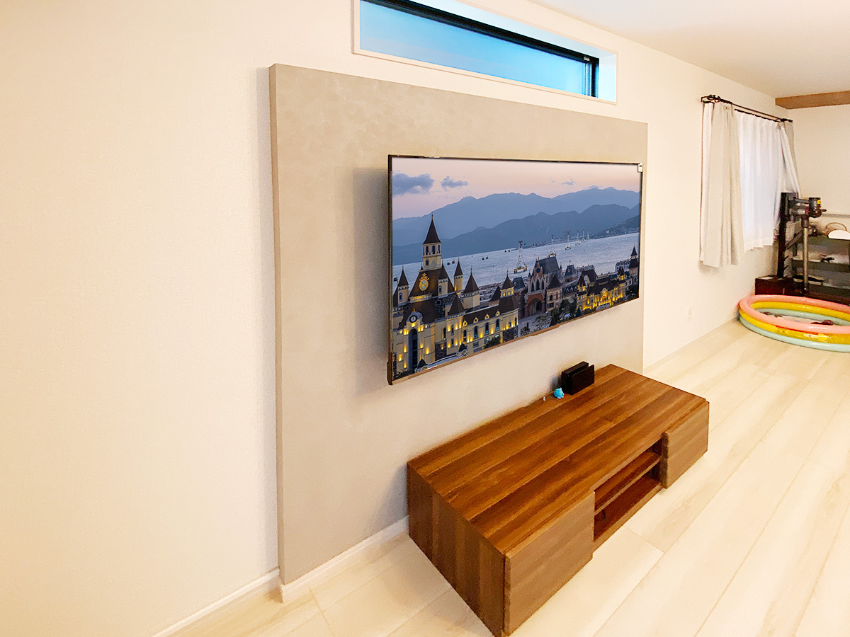 テレビボードにはゲーム機やレコーダー機器などを収納。テレビとはフェイクウォール内の壁内配線を経由してつながっています。HDMIケーブルは2本通しました。