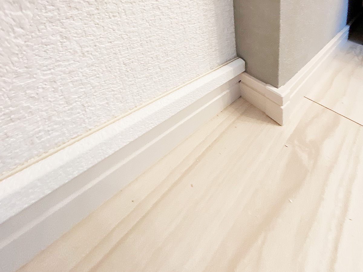 ご希望の壁面にはアンテナ線をもつコンセントがないため、90度対角壁からアンテナ線と電源を延長。白系統の配線カバー（モール）で極力目立たないように処理しました。