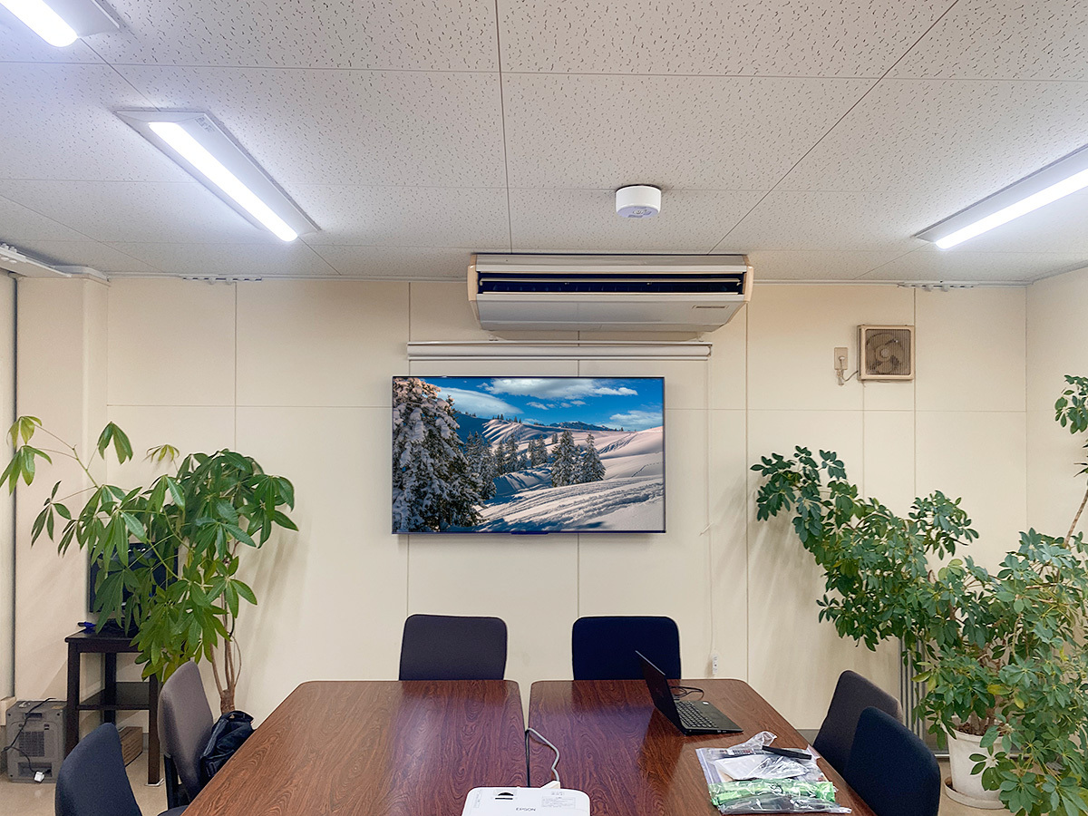 テレビは東芝の65M550K。壁掛け時のサイズは横幅が1140mm、高さが962mm、本体厚みが最大で82mm。4K対応液晶テレビです。