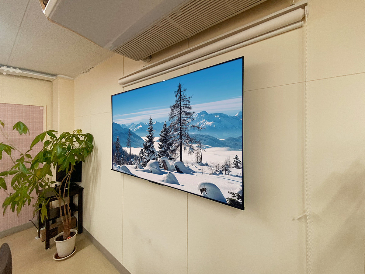 会議室で使用のため、テレビ番組のアンテナ受信はなし。代わりにHDMI経由での映像・サウンド出力がメインとなります。HDMIはワイヤレスで送受信する方式を採用。