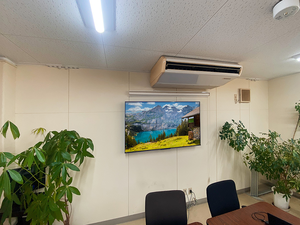 オフィスでの壁掛けでも、電源コードなど各種配線を壁内経由にすることで、すっきりとした外観に仕上がります。