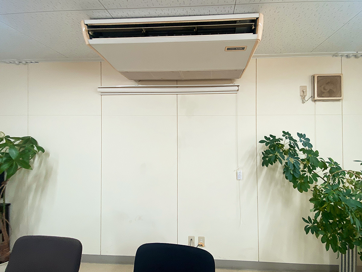 こちらは工事前の様子。壁にはコンセントがありませんでしたので、か電気工事士の資格を持つスタッフがテレビで隠れる位置にコンセントを新設しました。