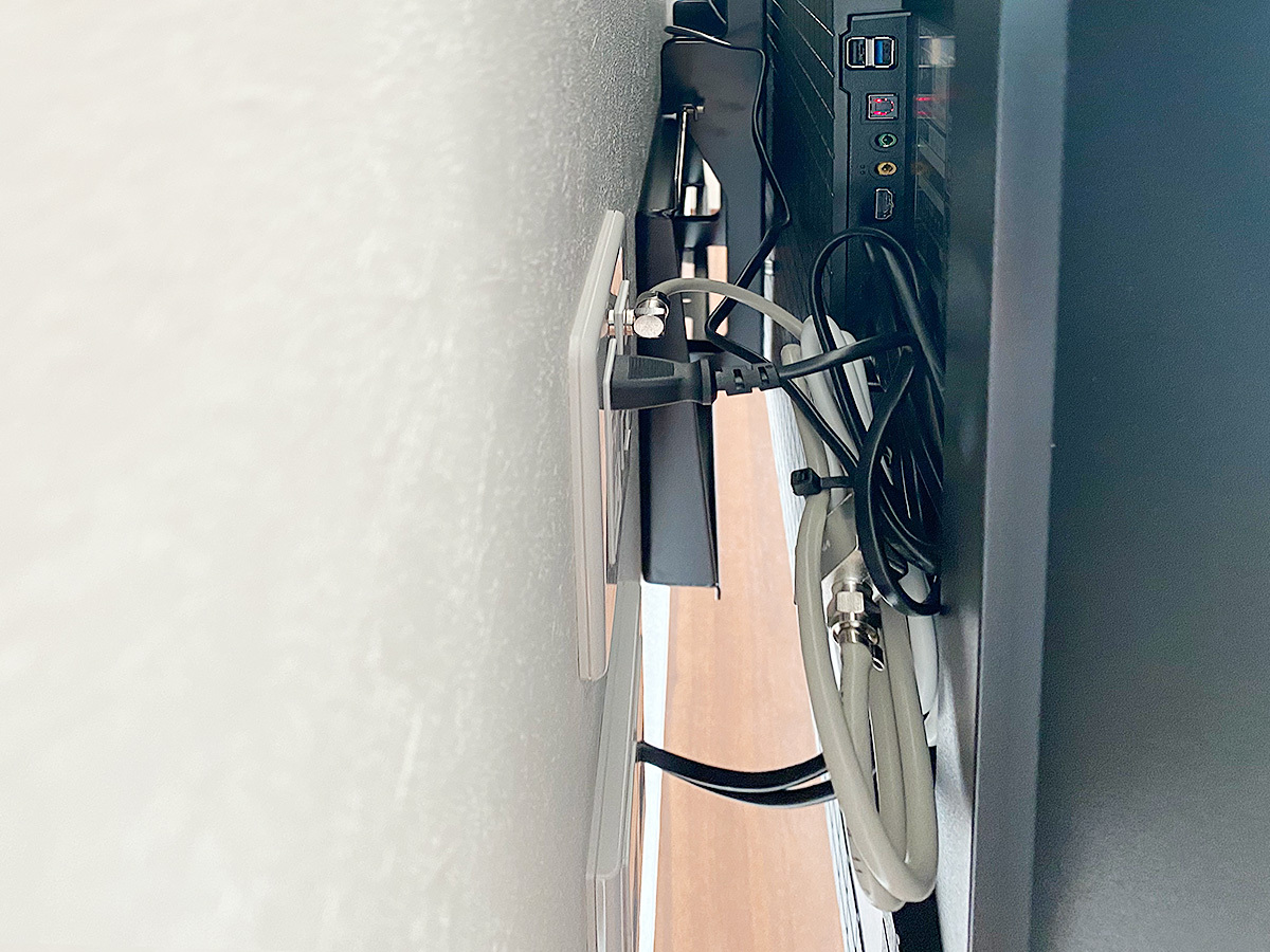 壁掛け完了後、横から覗き込んでみました。ソニーのブラビアシリーズは壁掛けを想定しており、ケーブル類が真後ろからではなく、両サイドから差し込めるようになっています。
