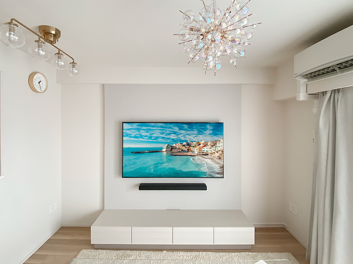 さいたま市のマンションでコンクリートの壁面に「フェイクウォールPIXY」を構築。65インチの液晶テレビとサウンドバーを壁掛けしました。