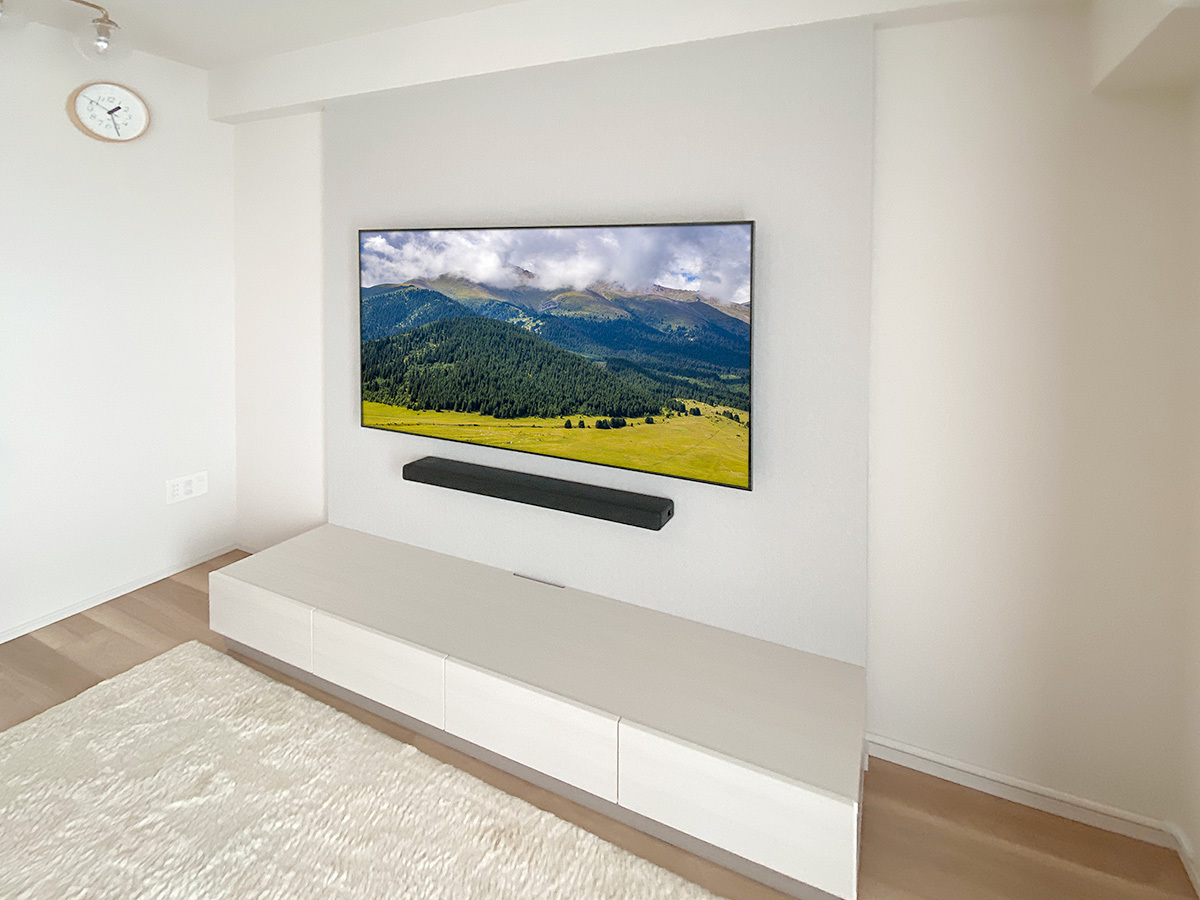 テレビはお客様ご用意のソニーブラビア「XRJ-65X90L」。壁掛け時の本体サイズは横幅1445mm、高さ831mm、厚み57mm。重量は24.2kg。