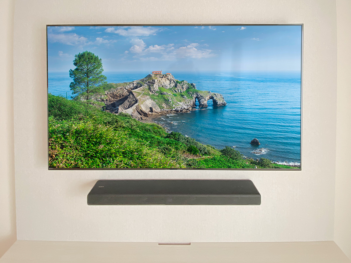 テレビ下にはサウンドバーを追加。テレビとサウンドバーはPIXY内を一旦経由させる方式のためコードが見えることはありません。