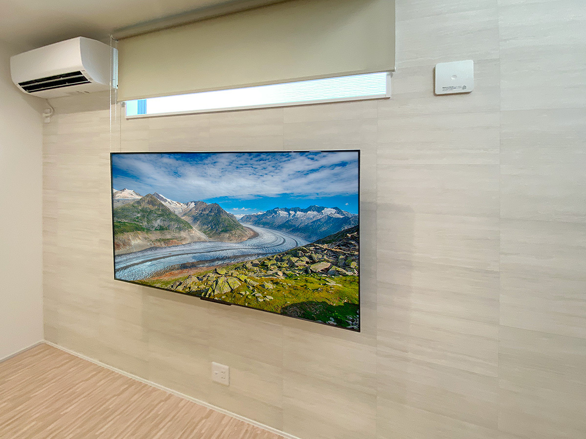 テレビは天井近くの窓位置に合わてあります。テレビはハイセンスの65U8N。Mini LEDによる鮮明で色彩豊かな映像が楽しめます。
