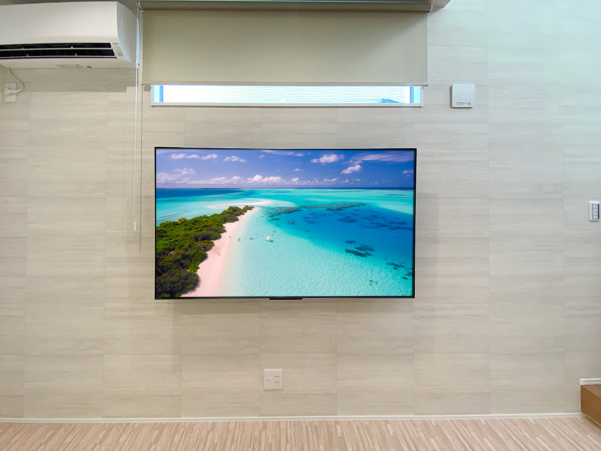 壁掛け時のテレビサイズは横幅1449mm、高さ838mm。本体の厚みは最大で76mmです。テレビ単体での重量は19.5kg。これに金具の重量が加算されます。