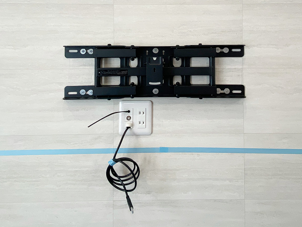 テレビを取り付ける前の状態。金具の下にカトー電器による真新しい専用コンセントが確認できます。