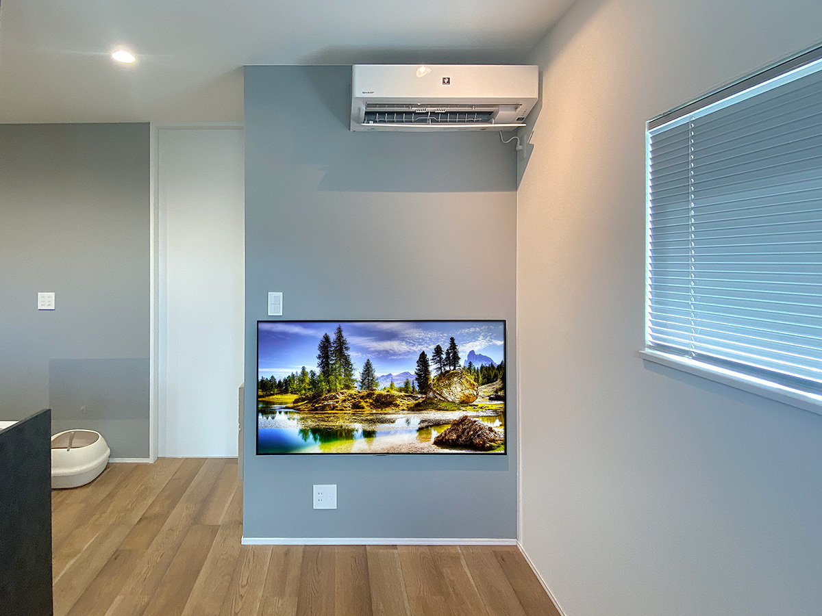 テレビはLGのOLED55G3PJA。壁掛け時のサイズは横幅1222mm、高さ703mm、厚み27mm。重量は17.8kg。LGのテレビは本体の厚みが驚く薄いものが多いです。