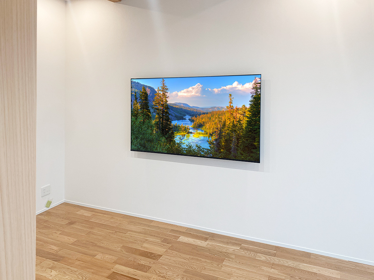 テレビはカトー電器でご購入いただいたソニーブラビア「KJ-65X80L」。65型の液晶テレビ。壁掛け工事とセットでご購入いただくと特別お値引きが適用されます。