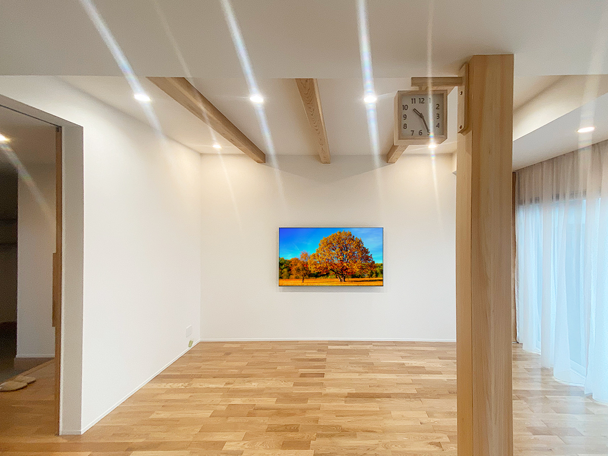 壁掛け時のテレビのサイズは横幅1452mm、高さ836mm、厚みは最大で72mm。重量は21.7kg。金具の重量もありますのでしっかりとした下地補強が必要です。