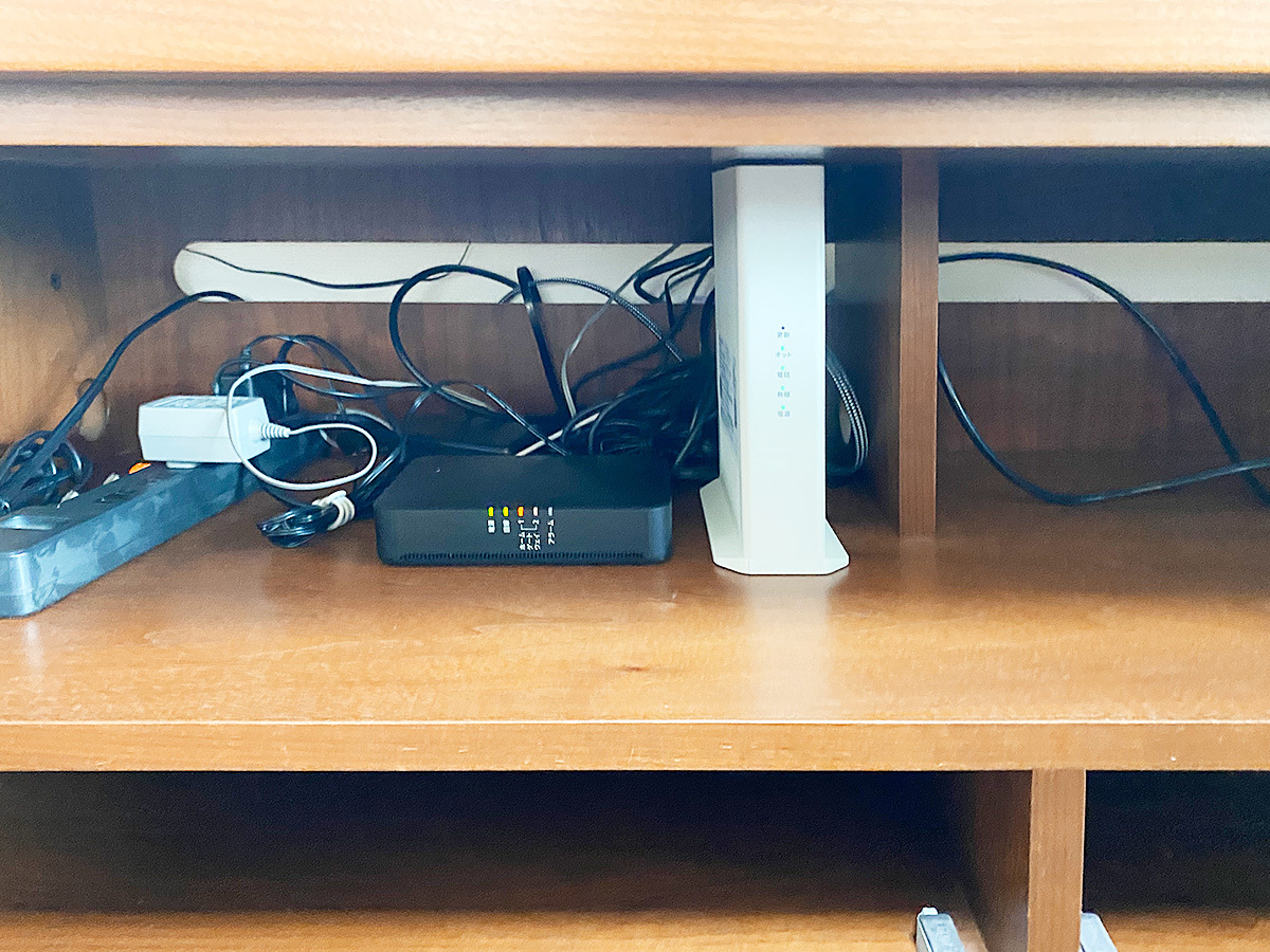 テレビボード内にはWiFi機器やレコーダー、ゲーム機などの置き場として活用される予定です。