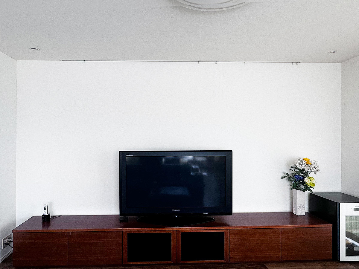 お客様がお問い合わせ時に送ってくださった現状写真。テレビボードの上に直置きの場合背面がケーブルだらけになりますが壁掛けに切り替えるととてもすっきり仕上がります。