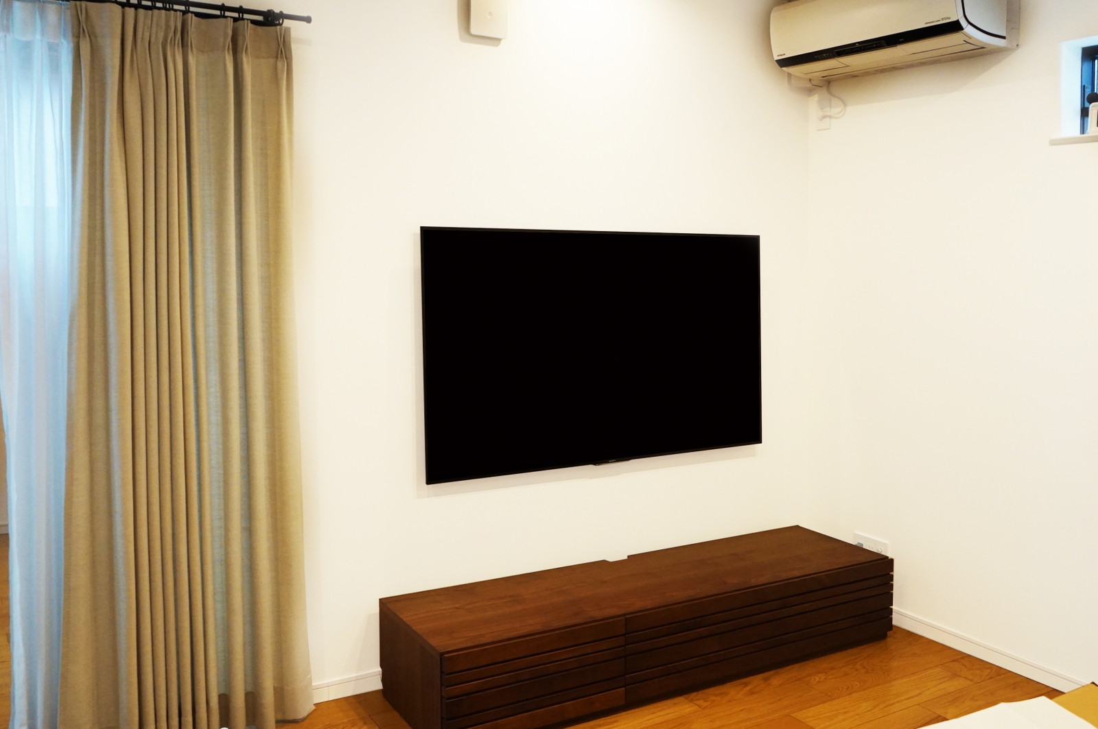 ブラビア付属の専用壁掛け金具を使って65インチ・ブラビア「KJ-65X9000C」を壁掛け ブラビア付属の専用壁掛け金具を使って65インチ・ブラビア「KJ-65X9000C」を壁掛け