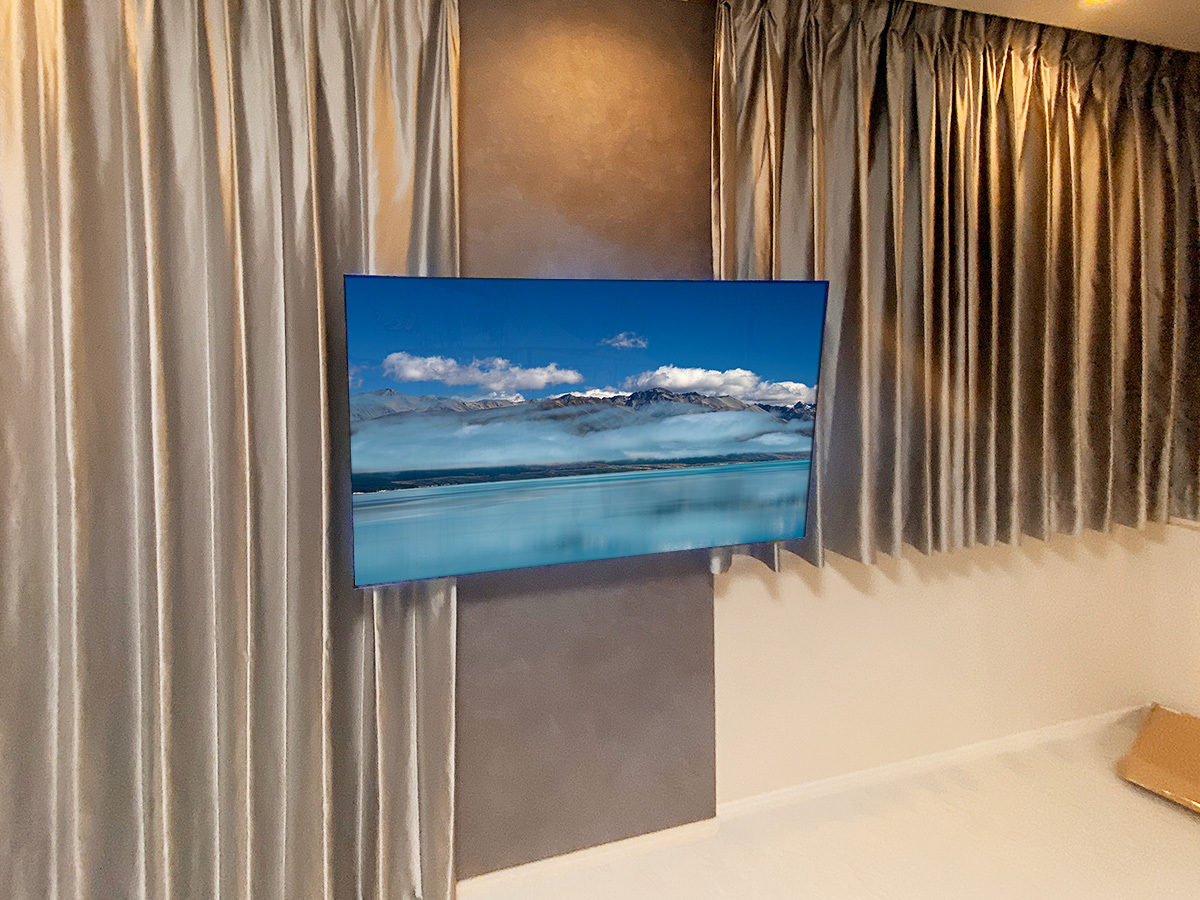 名古屋市のマンション壁に横幅860mmのフェイクウォールPIXYを作り、55インチの有機ELテレビを壁掛けしました。テレビ背面にルーターなどの各種機器を取り付けています。
