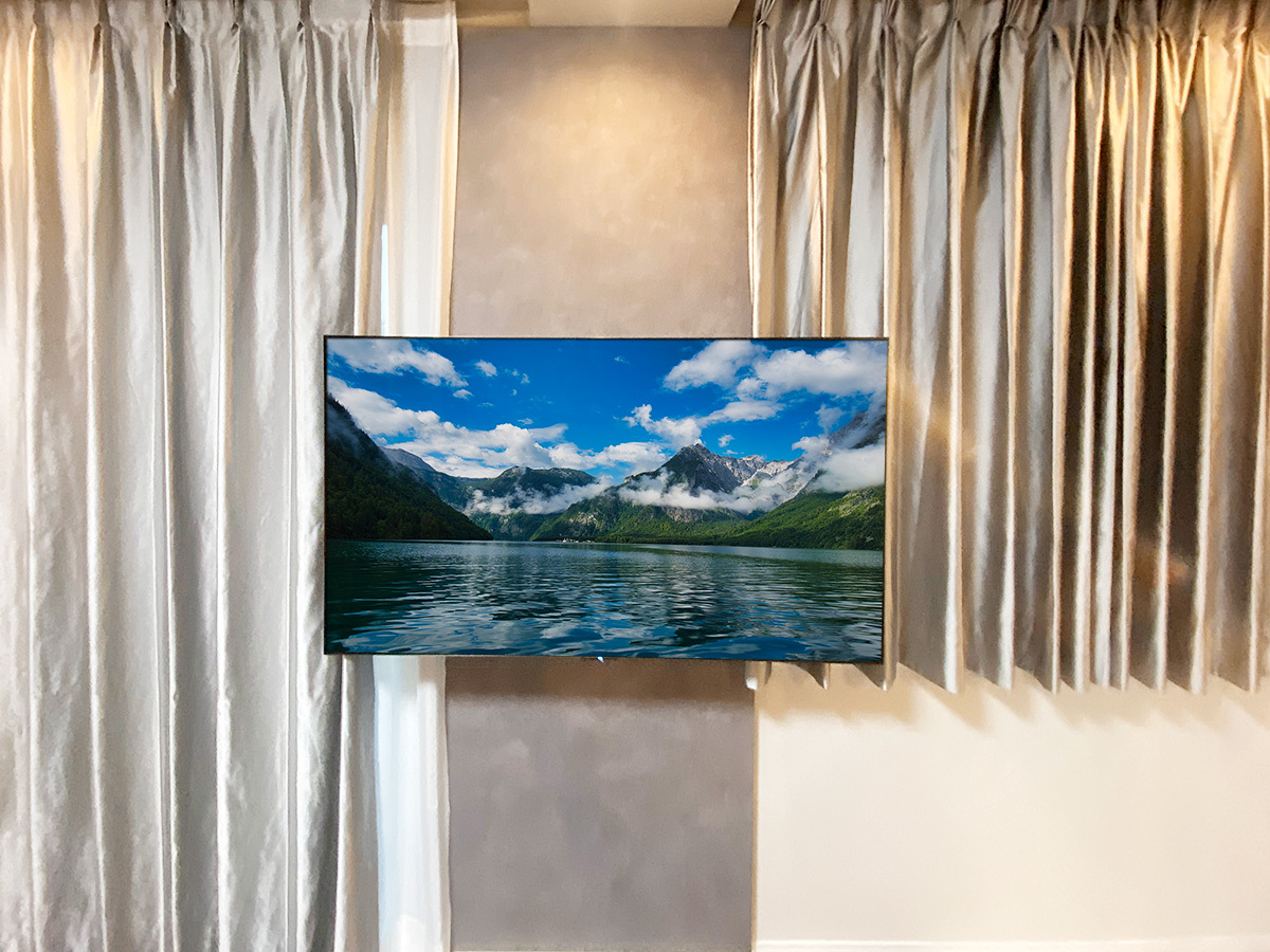 PIXYの外装はアクセントクロス仕上げ。テレビはLGの有機ELテレビ OLED55C3PJA。壁掛け時のサイズは横幅が1222mm、高さが703mm、本体厚みは45mm。