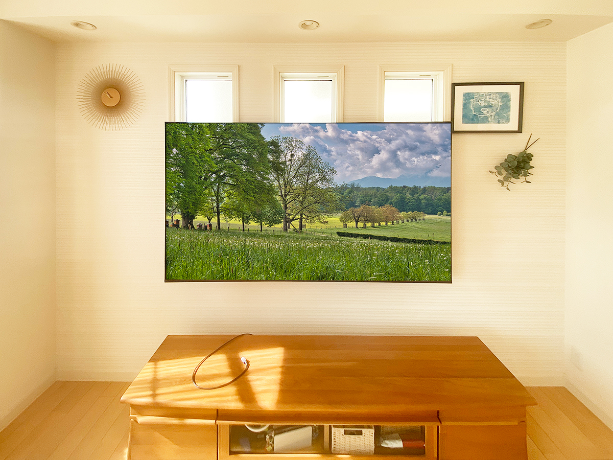 テレビはソニーの最新モデル。KJ-75X80L。壁掛け時の本体サイズは横幅1675mm、高さは962mm。本体の厚みは73mmです。テレビ単体での重量は32.2kg。