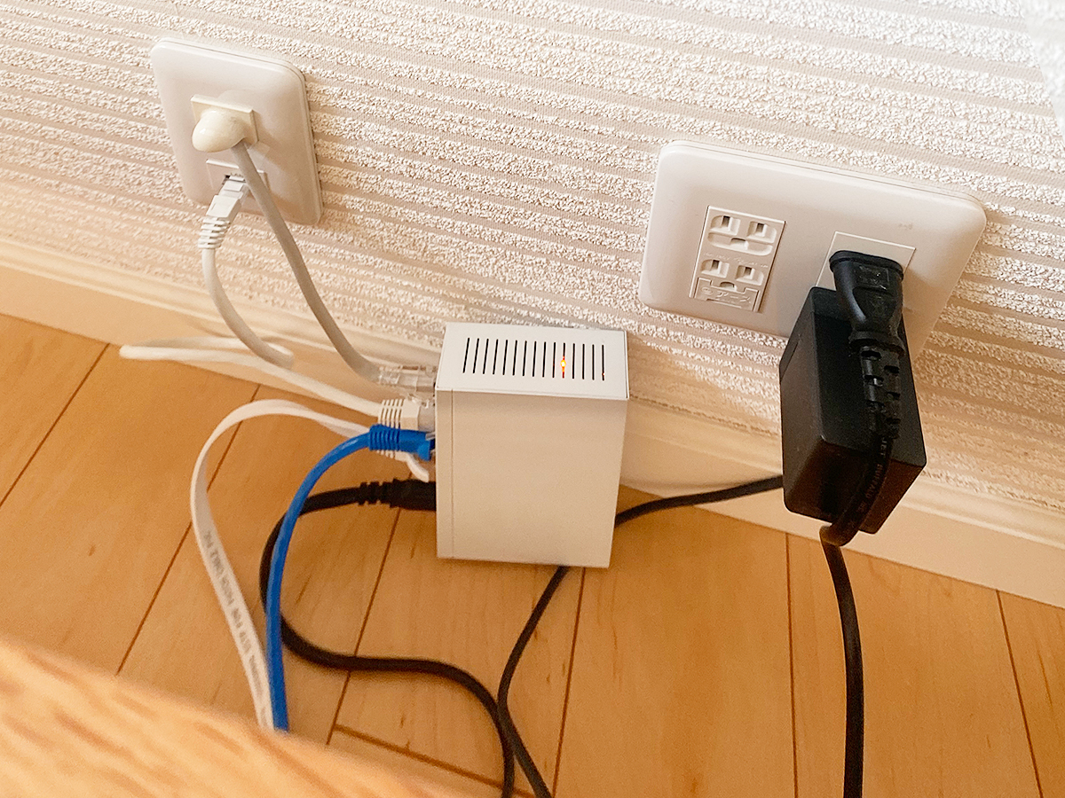 床上コンセント周りの様子。テレビのアンテナ線や電源コードがないためすっきりとしています。テレビは有線LANで接続しています。