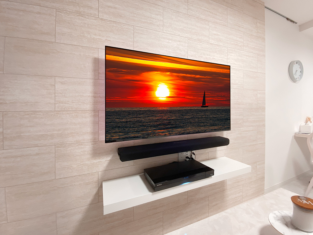 テレビはソニーブラビア XRJ-48A90K。48型の有機ELテレビです。横幅1069mm、高さ624mm、奥行き59mm。本体重量は13.4kgです。これに壁掛け金具の重量が加わりますので相応の強度が求められます。