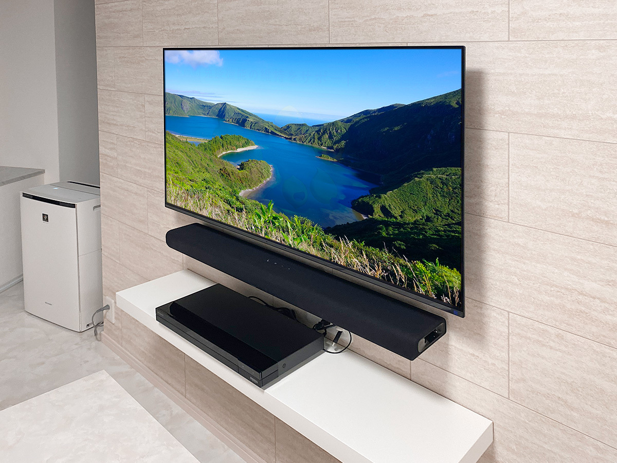 今回はテレビ下にサウンドバーも壁掛け。テレビとはPIXY内部を経由して接続しています。ケーブル類が見えない点がポイントです。