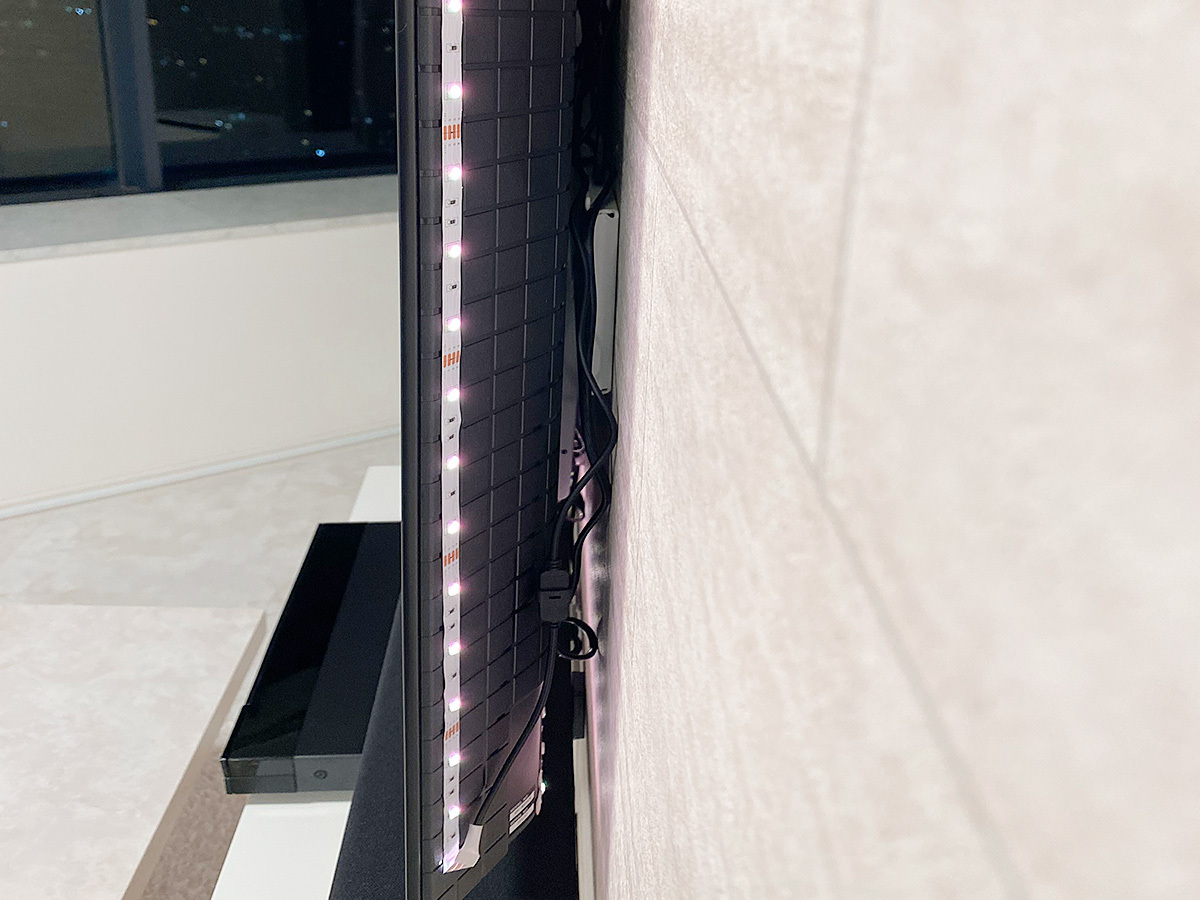 テレビの背面にはLEDを追加。スイッチを入れるとテレビ背面からうっすらと明るく照らします。