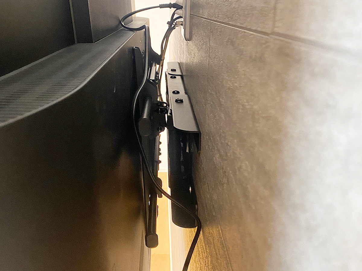壁掛け金具は手前に引き出すと左右に角度が変えられる可動式タイプです。