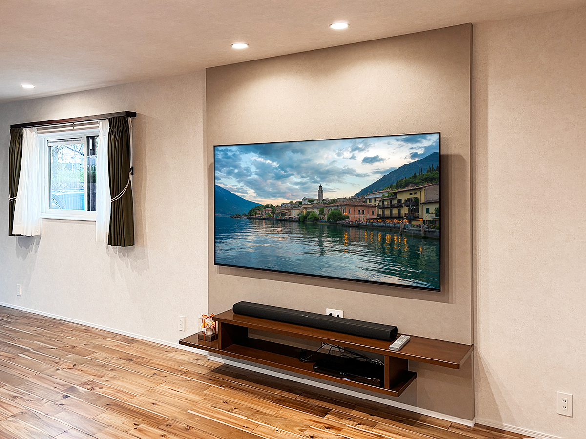 テレビはカトー電器で同時購入していただいたソニーブラビア「K-75XR70」。75インチの液晶テレビです。