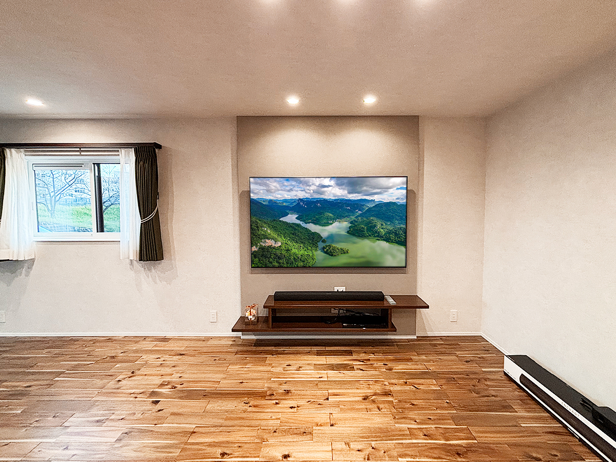 壁掛け時のテレビ本体は横幅1668mm、高さ960mm、厚みは最大で57mm。テレビのみの重量は38.3kg。これに金具の重量も加わります。