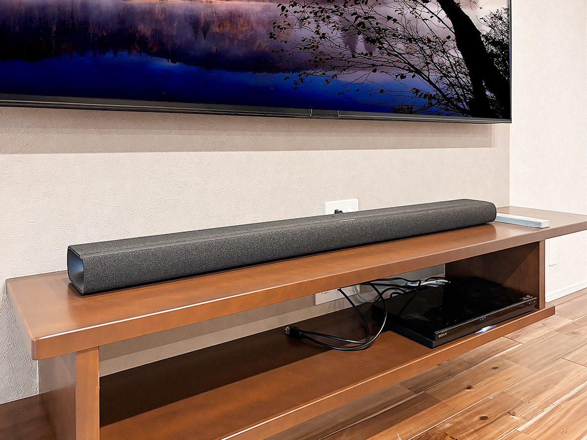 上の段にはサウンドバー。コンセントを経由してテレビと接続。迫力あふれるサウンドを出力してくれます。
