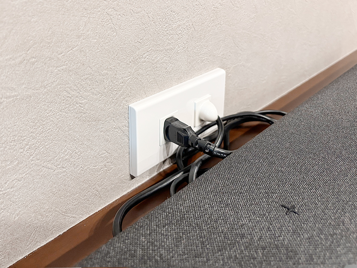 上の段に用意された専用コンセント。1つは100ボルト電源。もう一つはHDMIケーブルの通り道です。
