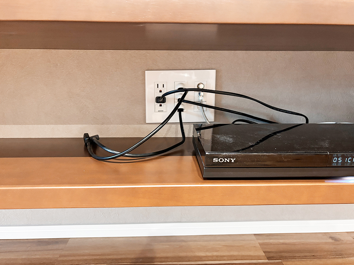 下の段に用意されたコンセントパネル。こちらも3本のHDMIケーブルが壁内配線でテレビとつながっています。