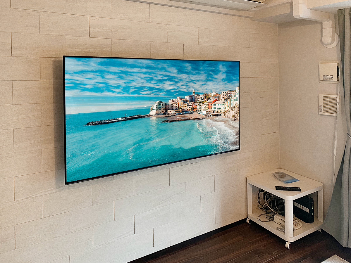 兵庫県神戸市のマンションでエコカラット(ヴァルスロック)壁にソニーブラビラ65インチ有機ELテレビを壁掛けしました。