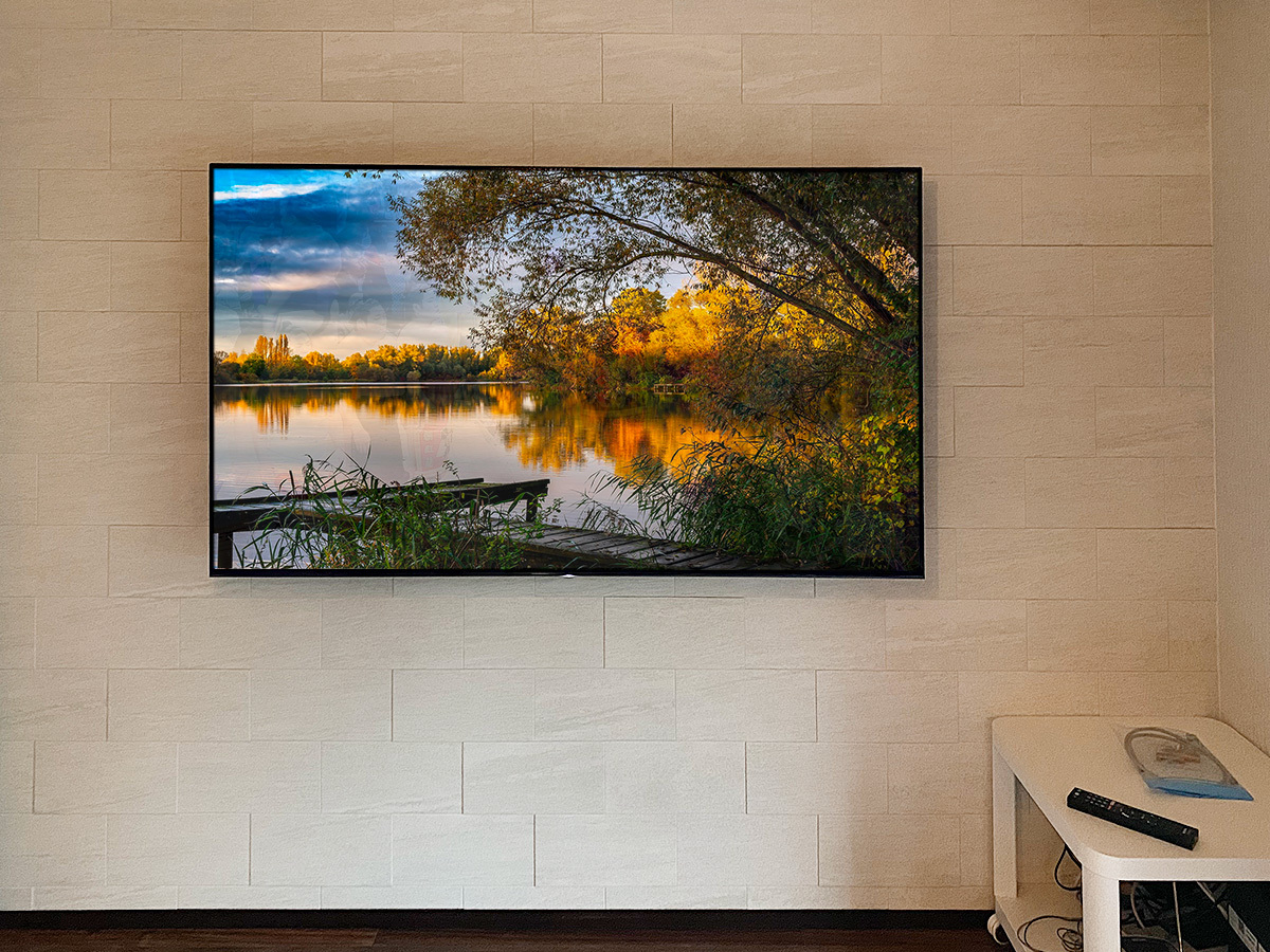 テレビはお客様が使用中の有機ELテレビ。ソニーブラビア KJ-65A1。壁掛け時のテレビ本体の寸法は横幅が1451mm、高さが834mm。厚みは86mm。