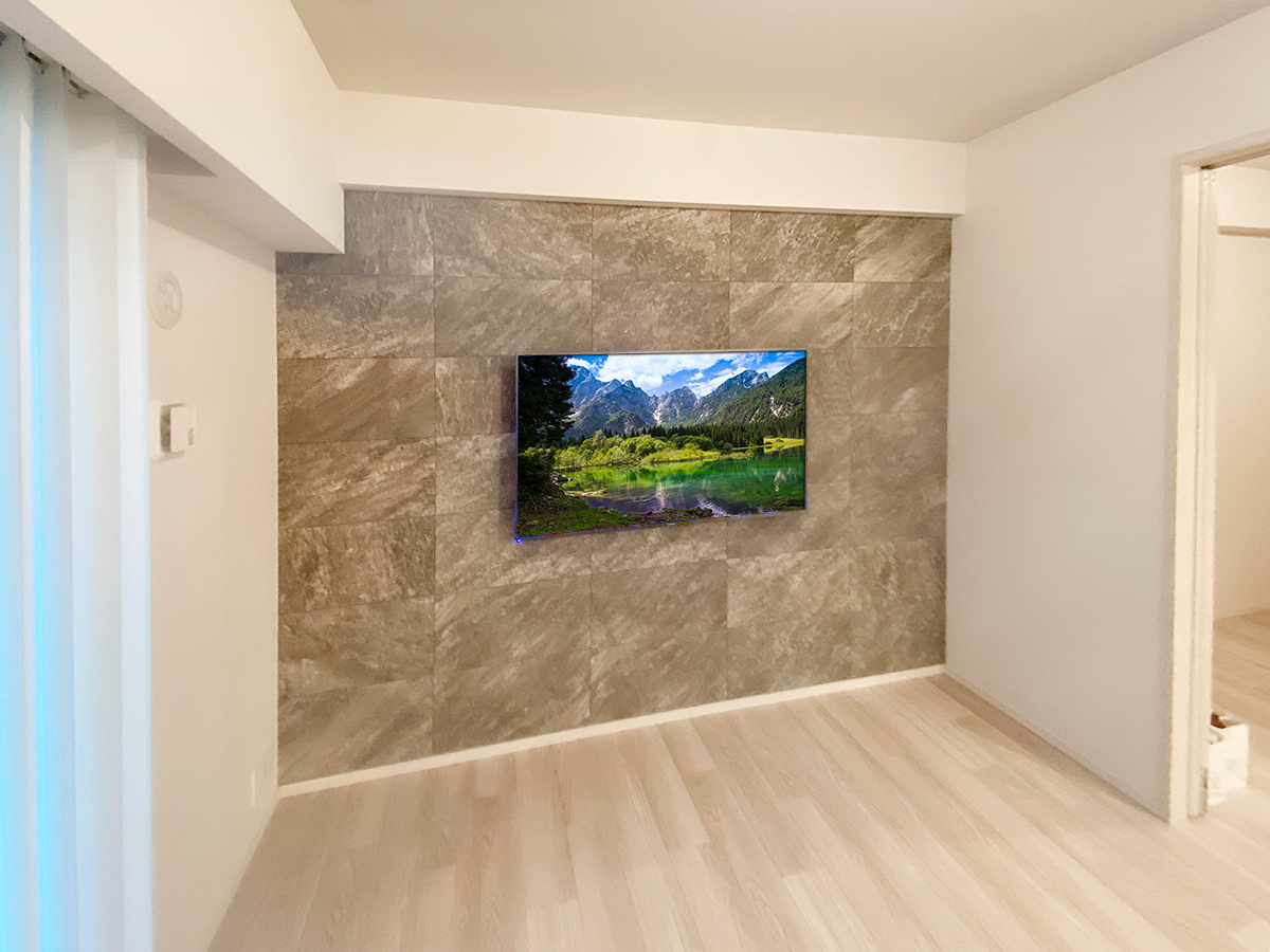 テレビは55インチ液晶テレビ。壁掛け時のテレビ本体サイズは横幅は1237mm、高さ716mm、奥行97mmです。重量は11.6kg。