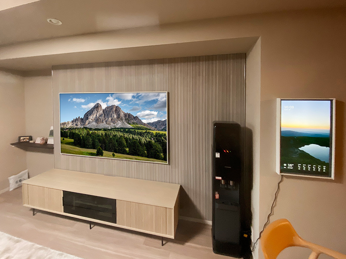 テレビはTCLの液晶テレビ「75A300W」。極薄の液晶テレビです。壁掛け時の本体サイズは横幅1680mm、高さ968mm、厚み31mmという驚きの薄さ。重量は32.7kg。